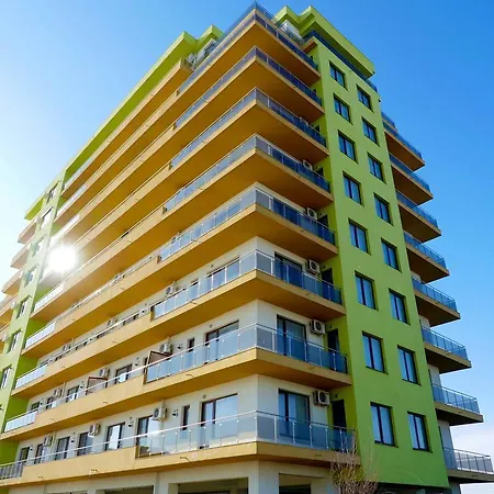 Aristocracy Summerland * Mamaia